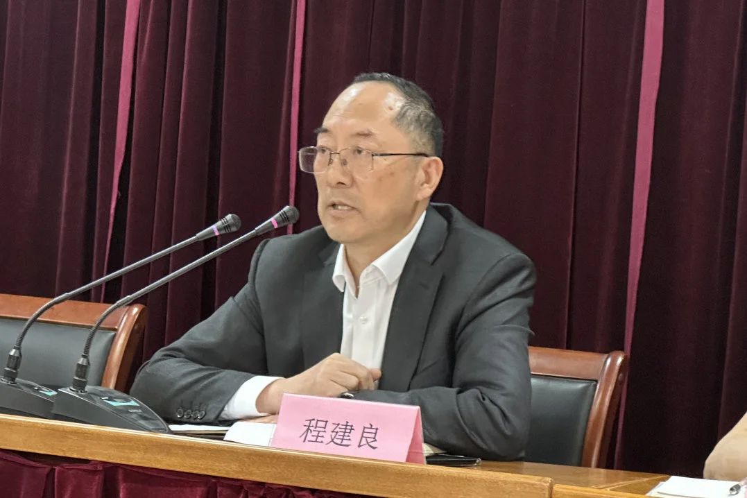 Changshu полиэстері орта деңгейдегі кадрлар, инженерлік және техникалық кадрлар, маркетингтік персонал үшін жиналыс өткізді