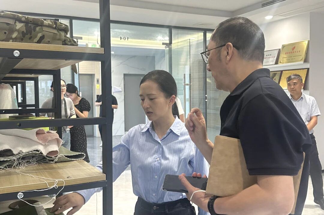 Чжу Сяо, қалалық партия комитетінің тұрақты комитетінің мүшесі, үгіт-насихат министрі және Біріккен жұмыс департаментінің министрі Чаншу полиэстерін зерттеу үшін келді