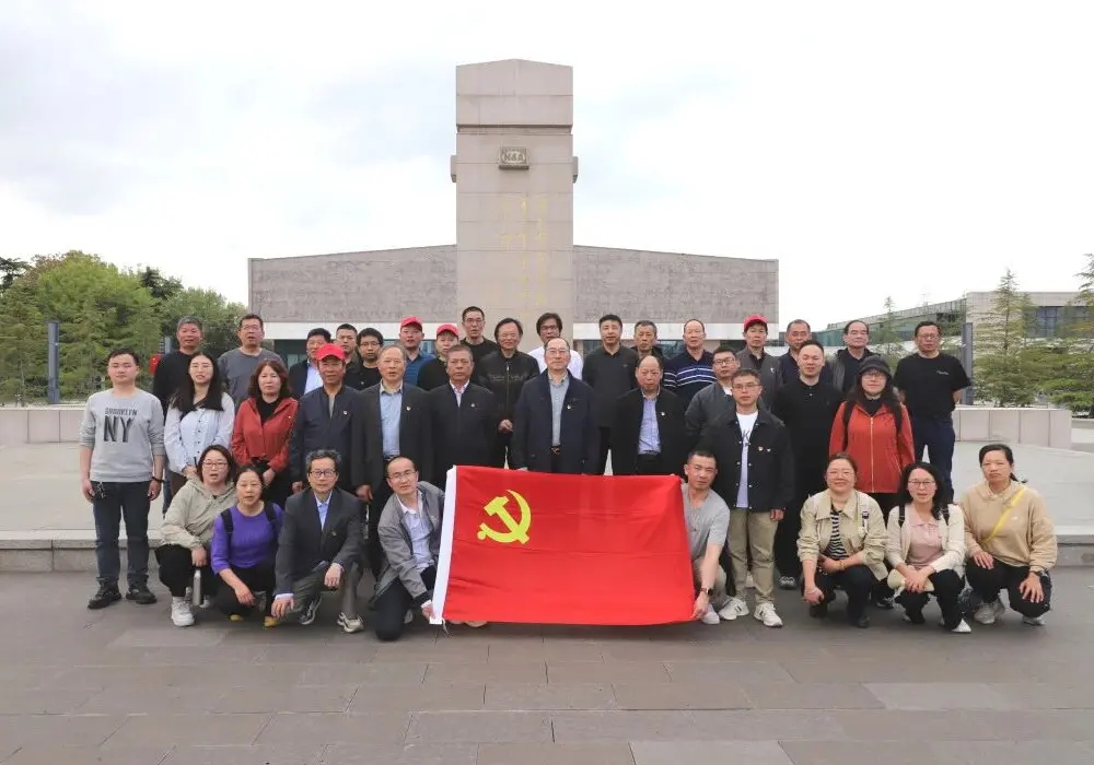Changshu Polyester Co., Ltd партия филиалы Янчэн жаңа төртінші армия мемориалдық залына баруды ұйымдастырды.
